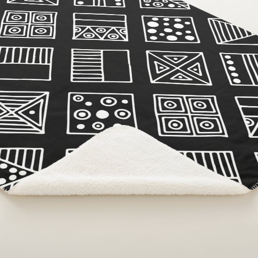 geometrischer Schwarz-Weiß-Hintergrund mit Hand d Sherpadecke (3/4)