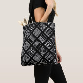 geometrischer Schwarz-Weiß-Hintergrund mit Hand d Tasche (Von Nahem)