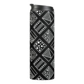 geometrischer Schwarz-Weiß-Hintergrund mit Hand d Thermosbecher (Nach rechts gedreht)