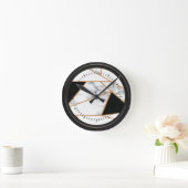 Geometrischer weißer Marmor in Gold, schwarze Rund Runde Wanduhr (Zuhause)