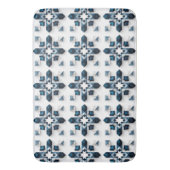 Geometrisches abstraktes Design in Blau und Weiß Badematte (Vorderseite Vertikal)