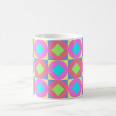 Geometrisches abstraktes Muster mit psychedelische Kaffeetasse (Mittel)