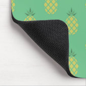 Geometrisches Ananasmuster auf Grün Mousepad (Ecke)
