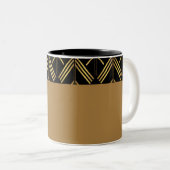 Geometrisches Arrow-Muster in Gold und Schwarz Zweifarbige Tasse (VorderseiteRechts)