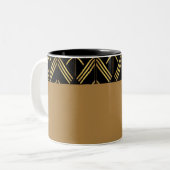 Geometrisches Arrow-Muster in Gold und Schwarz Zweifarbige Tasse (Vorderseite Links)