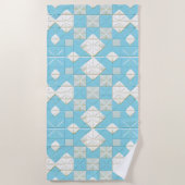 Geometrisches Blau- und Weißmuster Strandtuch (Vorderseite)
