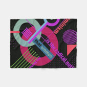 Geometrisches Brahaus mit Typografie Fleecedecke (Vorderseite (Horizontal))
