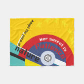 Geometrisches Brahaus mit Typografie Fleecedecke (Vorderseite (Horizontal))