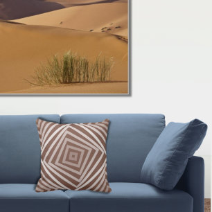 Geometrisches braunes geschachteltes Spiralmuster Kissen