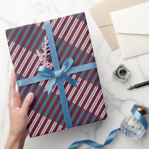 Geometrisches Burgund und staubblaues Streifenmust Geschenkpapier