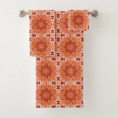 Geometrisches Daisy Muster in Mandarin Orange Badhandtuch Set (Insitu)