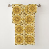 Geometrisches Daisy Muster in Mustard Gold Badhandtuch Set (Insitu)