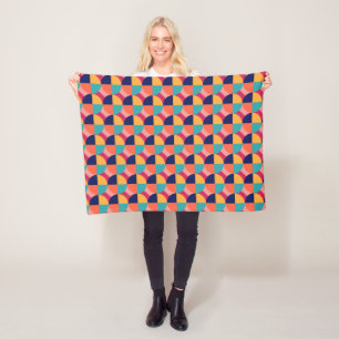 GEOMETRISCHES DESIGN. FLEECEDECKE