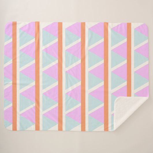 Geometrisches Dreieck-Muster in Pastel Aqua und Pi Sherpadecke (Vorderseite (Horizontal))