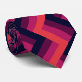 Geometrisches dunkles Rosa und blaues Zigzag Zickz Krawatte (Gerollt)