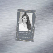 Geometrisches Foto-Layout und Monogramm in Grau un Magnetische Visitenkarte (Beispiel)
