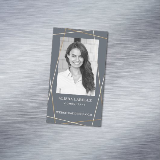 Geometrisches Foto-Layout und Monogramm in Grau un Magnetische Visitenkarte (Beispiel)