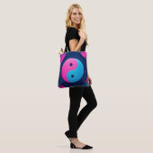 Geometrisches Gleichgewicht: Vibrant Yin Yang Patt Tasche (Am Model)