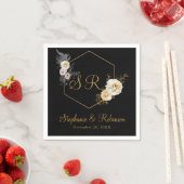 Geometrisches Goldmonogramm auf schwarzem Hochzeit Serviette (Beispiel)
