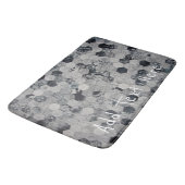 Geometrisches, graues, weißes und schwarzes Hexago Badematte (Schrägansicht)