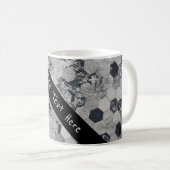 Geometrisches, graues, weißes und schwarzes Hexago Kaffeetasse (VorderseiteRechts)