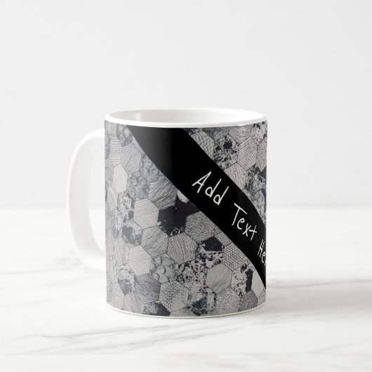 Geometrisches, graues, weißes und schwarzes Hexago Kaffeetasse (Vorderseite Links)
