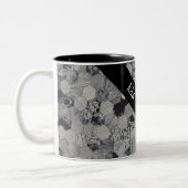 Geometrisches, graues, weißes und schwarzes Hexago Zweifarbige Tasse (Links)