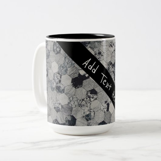 Geometrisches, graues, weißes und schwarzes Hexago Zweifarbige Tasse (Vorderseite Links)