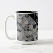 Geometrisches, graues, weißes und schwarzes Hexago Zweifarbige Tasse (Links)