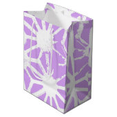 geometrisches Lilac-Muster Mittlere Geschenktüte (Vorderseite Schrägansicht)