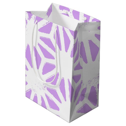 geometrisches Lilac-Muster Mittlere Geschenktüte (Rückseite Schrägansicht)