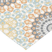 Geometrisches Mandala in Orange, Grau und Blau Mittelgroßer Tischläufer (Ecke)