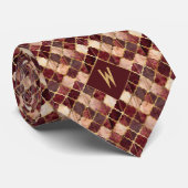 Geometrisches Monogramm für Burgund und Gold Krawatte (Gerollt)