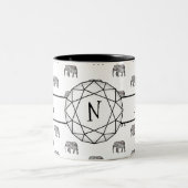 Geometrisches Monogramm, schwarz und weiß Zweifarbige Tasse (Mittel)