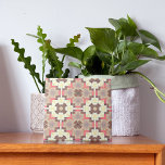 Geometrisches Mosaikmuster aus brauner Creme und r Fliese<br><div class="desc">Modernes und einzigartiges Dekorfliesen mit einem nahtlosen Mosaikmuster aus vielen geometrischen Elementen in Braun-,  Rosa- und Cremetönen.</div>