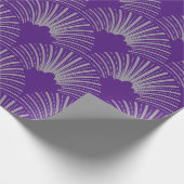 Geometrisches Muster aus grauem und lila Deko Geschenkpapier (Ecke)