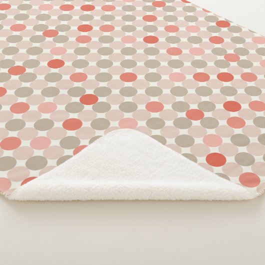 Geometrisches Muster der roten und rosa Polka-Punk Sherpadecke (3/4)