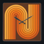 Geometrisches Muster der Streifen im Retro-Stil de Quadratische Wanduhr<br><div class="desc">Retro Arched Stripes geometrisches Muster in Herbstfarben im Retro-Stil der 70er Jahre.</div>