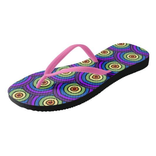 Geometrisches Muster des Retro 70's Disco Rainbow Badesandalen (Schrägansicht)