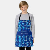 Geometrisches Muster für blaue Pfeile und Linien Schürze (Getragen)
