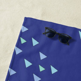 Geometrisches Muster für blaues Dreieck Strandtuch