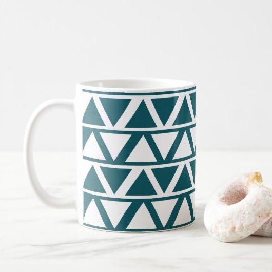 Geometrisches Muster für blaues weißes Dreieck Kaffeetasse (Mit Donut)