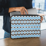 Geometrisches Muster für das moderne Blaugraue Her Laptopschutzhülle<br><div class="desc">Dieser Laptop-Ärmel weist ein buntes geometrisches Herringbone-Muster in Blau,  Dunkelgrau und Weiß auf.</div>