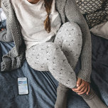 Geometrisches Muster für graues Fraktal Leggings<br><div class="desc">Dieses zarte Muster wird aus einem Grau auf grauem Fraktal erzeugt.</div>