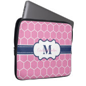 Geometrisches Muster für rosa und navy Monogram Laptopschutzhülle (Vorne Rechts)