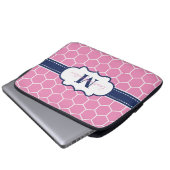 Geometrisches Muster für rosa und navy Monogram Laptopschutzhülle (Vorne Knopf)