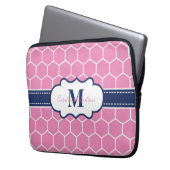 Geometrisches Muster für rosa und navy Monogram Laptopschutzhülle (Vorderseite Links)
