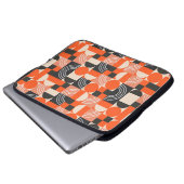 Geometrisches Muster in hellen Farbblöcken. Laptopschutzhülle (Vorne Knopf)