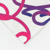 Geometrisches Muster in Rosa, Weiß, Blau und Lila. Fleecedecke (Ecke)