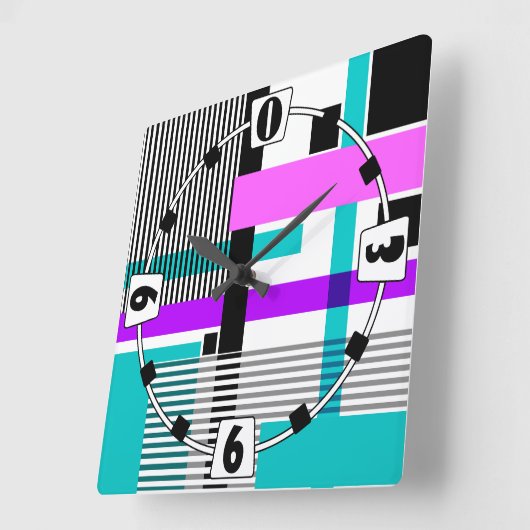 geometrisches Muster in Streifen- und Neonfarben Quadratische Wanduhr (Winkel)